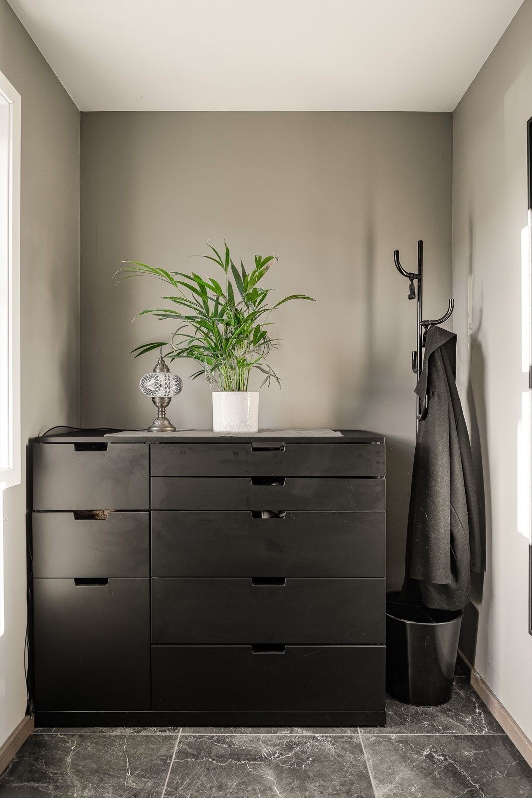 Praktisk og flislagt gulv med varmekabler i entréen. Glatte veggflater malt i en lun fargetone. Galleribilde