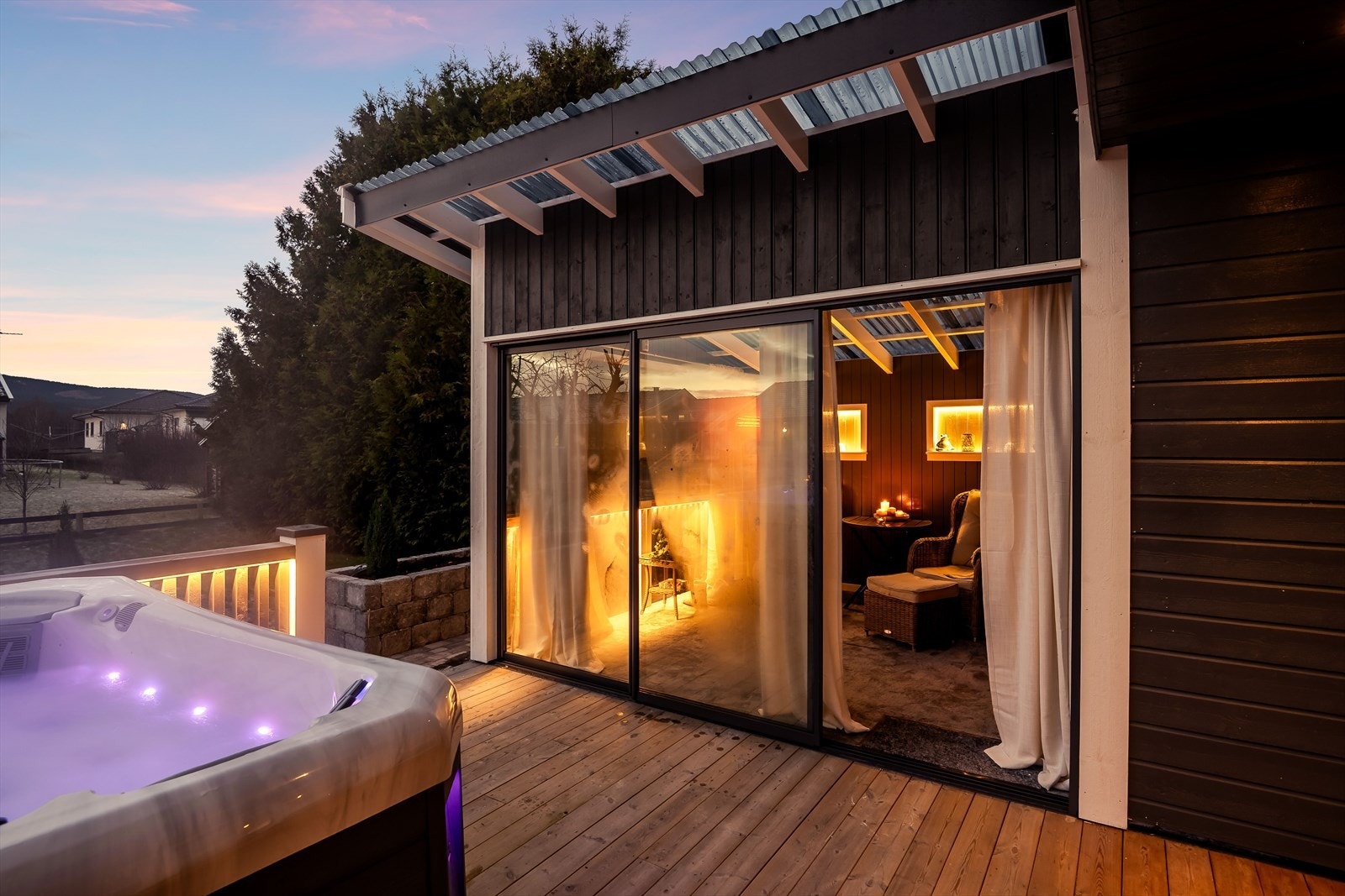 Skyvedører i glass som slipper inn fint med lys. Galleribilde