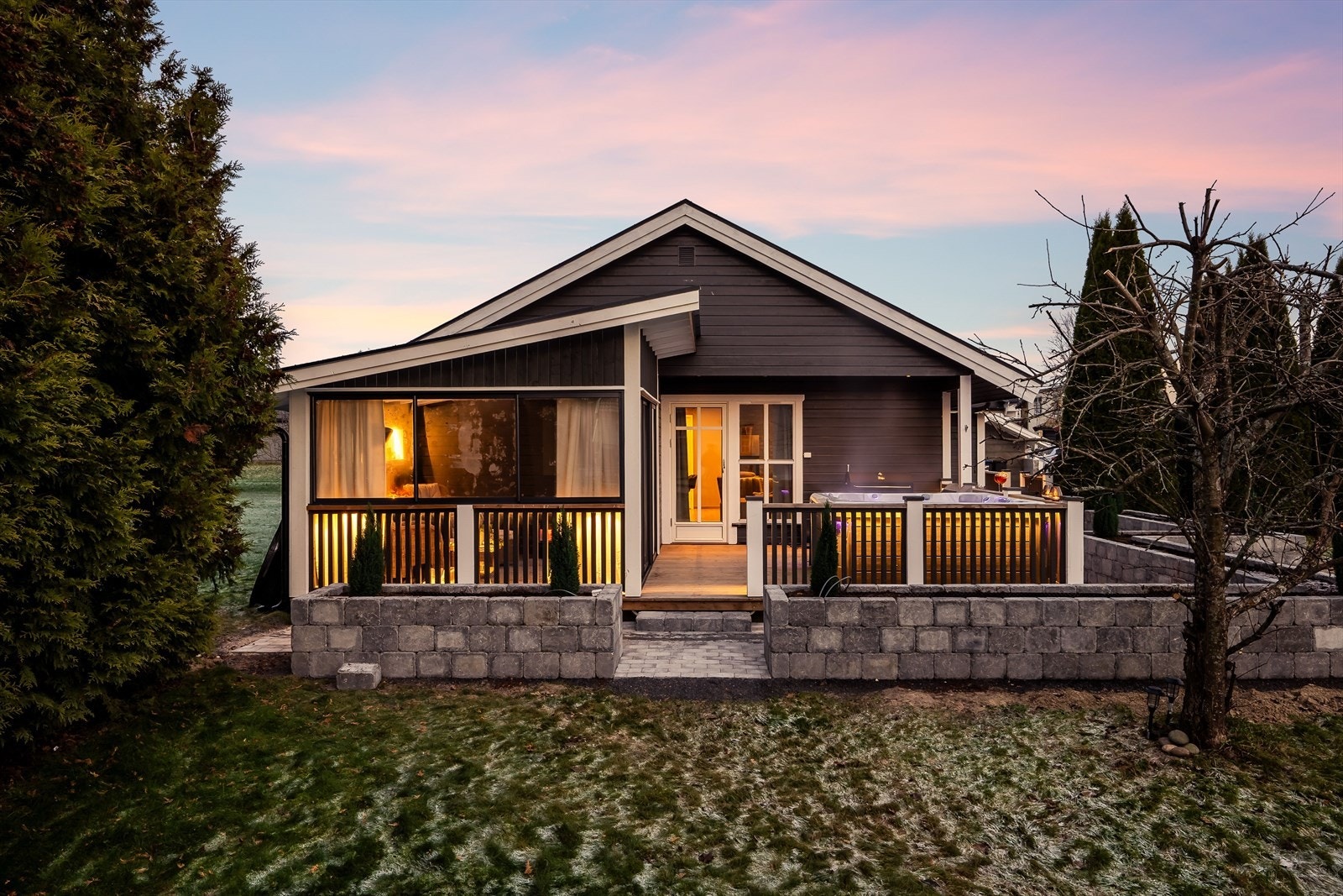 Her kan du trekke deg tilbake, eller sitte i le for vær og vind i den innglassende verandaen. Galleribilde