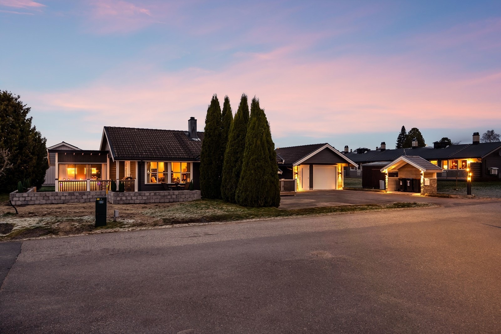 Praktisk, asfaltert gårdsplass med gode parkeringsmuligheter. Søppelskur som står i stil med huset, fint plassert ved innkjøringen. Galleribilde