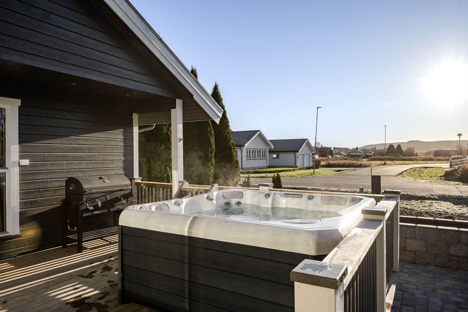 Flotte uteplasser, som her hvor du kan ha jacuzzi og hvor du har plass til grillen. Galleribilde