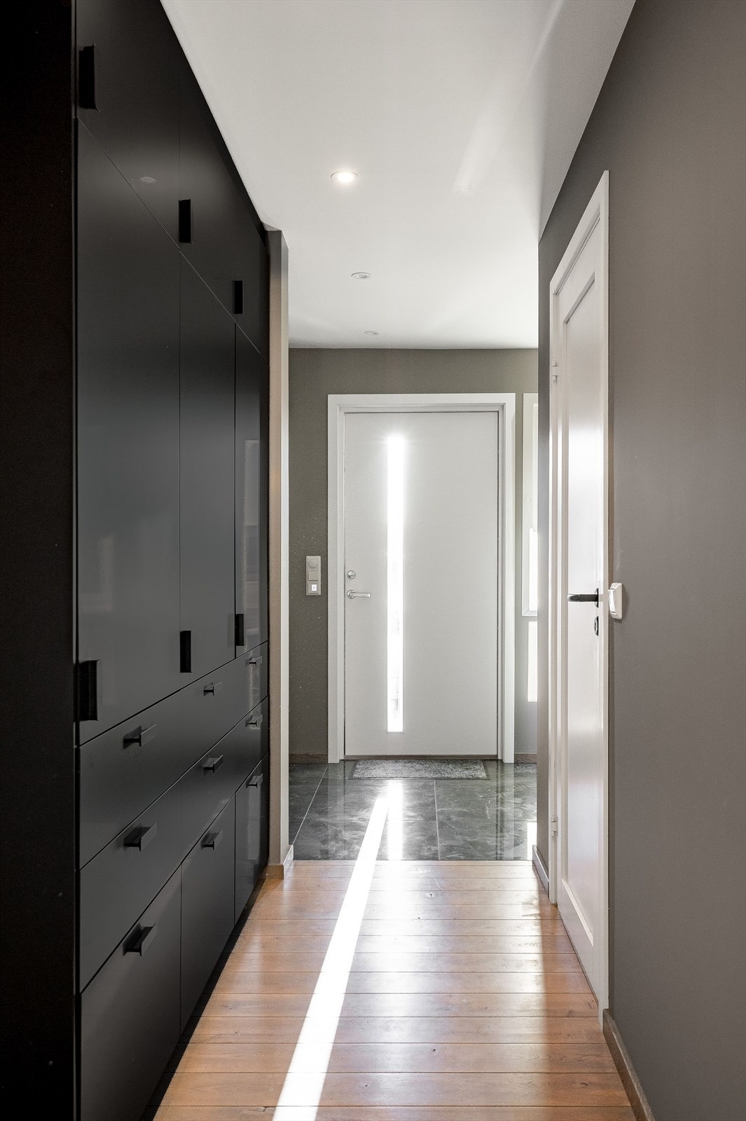 I gangen på innsiden er det solid, heltre eikegulv som er vokset. Galleribilde