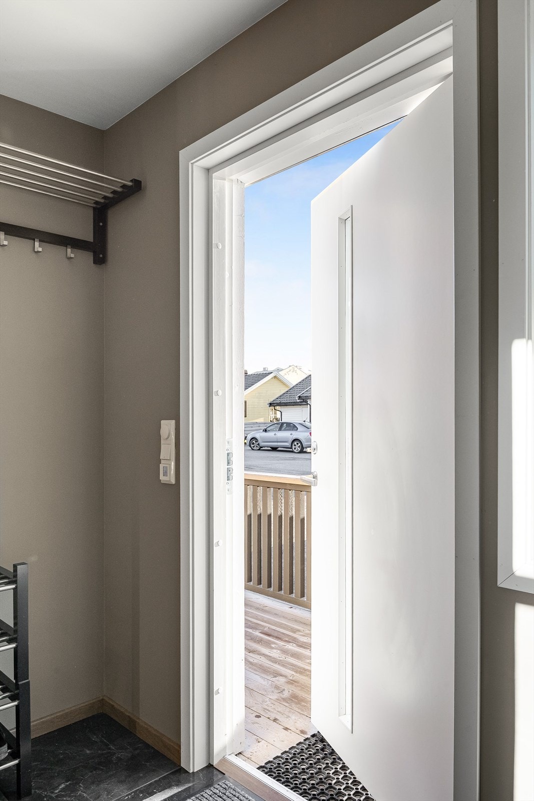 Inngangsdør fra 2023 med isolerglass som slipper inn lys til rommet. Galleribilde