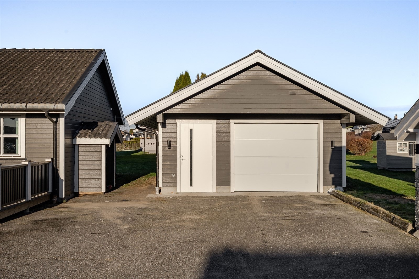 Garasjen ble bygget i 2001 og har isolert konstruksjon med støpt plate og ringmur av lettklinker, og vegger av bindingsverk. Galleribilde