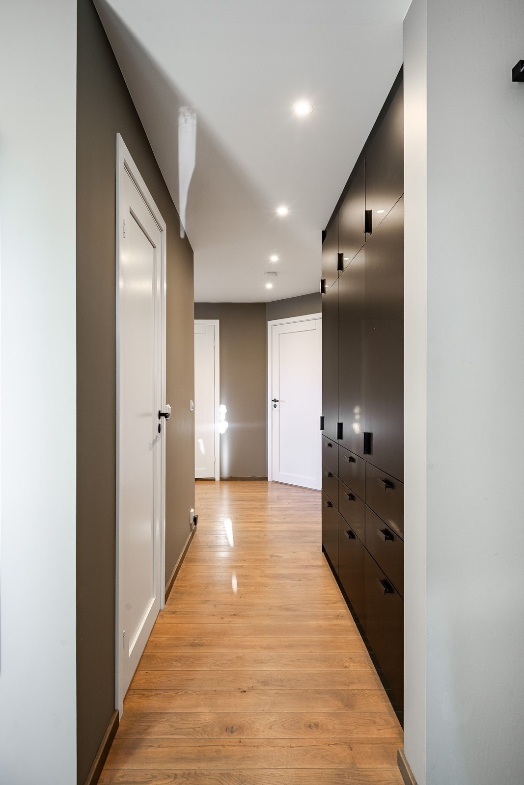 Godt med plass til skap for oppbevaring av klær og sko. Galleribilde