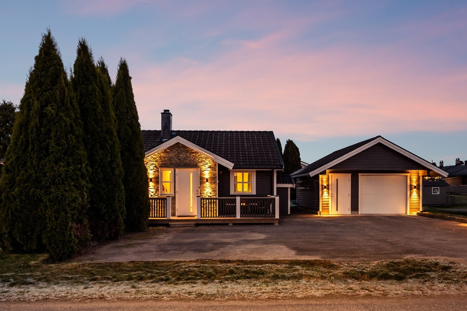 Garasjen har foldeport og elektrisk åpner. Galleribilde