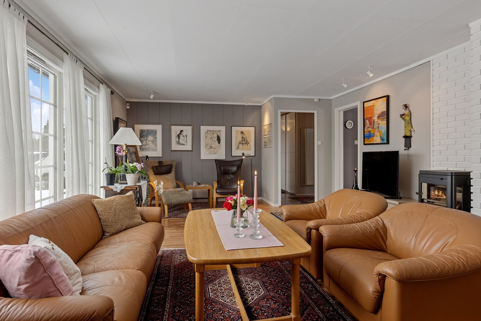 Stuen ligger vegg-i-vegg med kjøkken Galleribilde