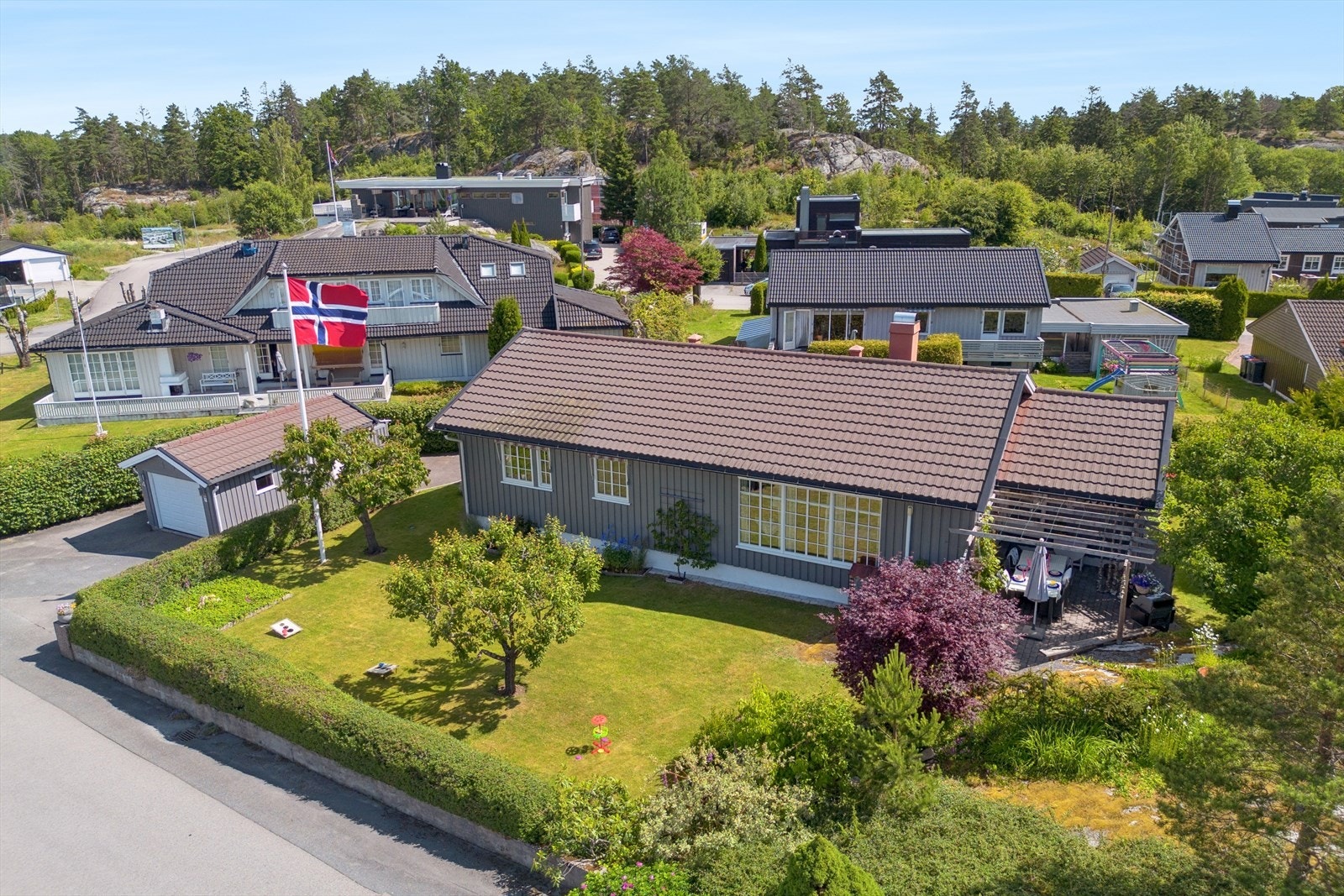 Gjennomført og flott opparbeidet tomt. Galleribilde