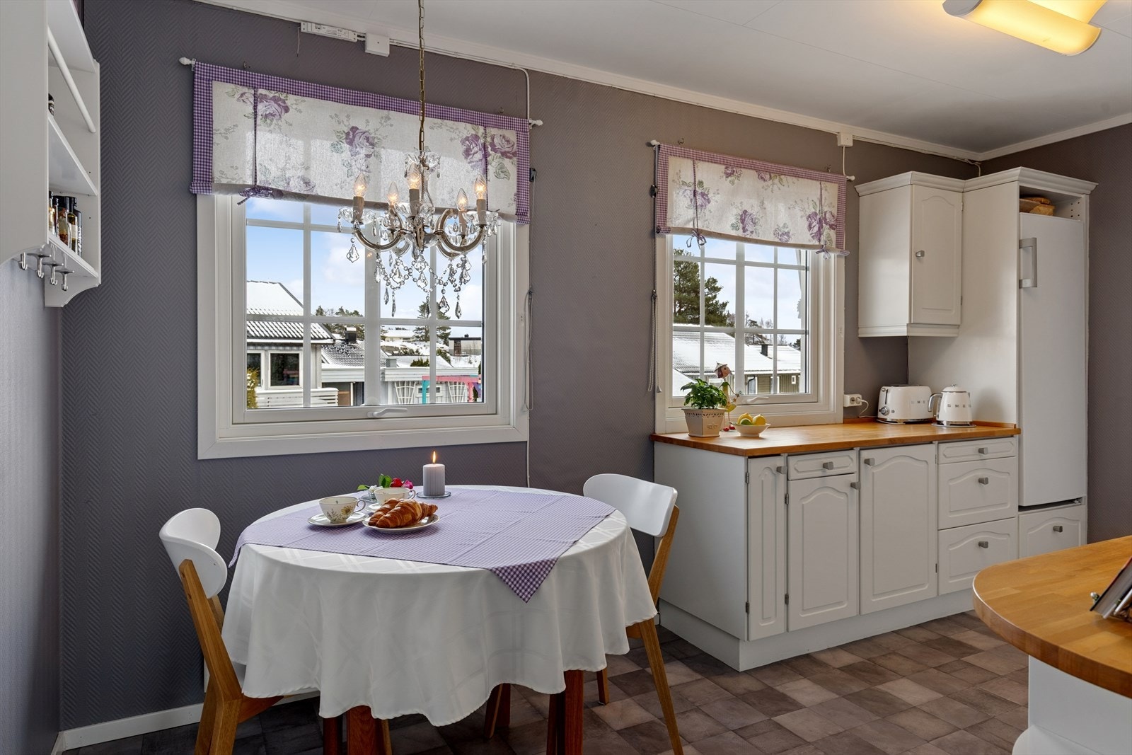 Plass til spisebord på kjøkkenet. Galleribilde