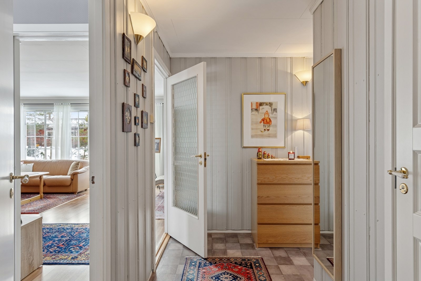 Oppholdsarealer til venstre, og soveromsavdeling/bad til høyre. Galleribilde