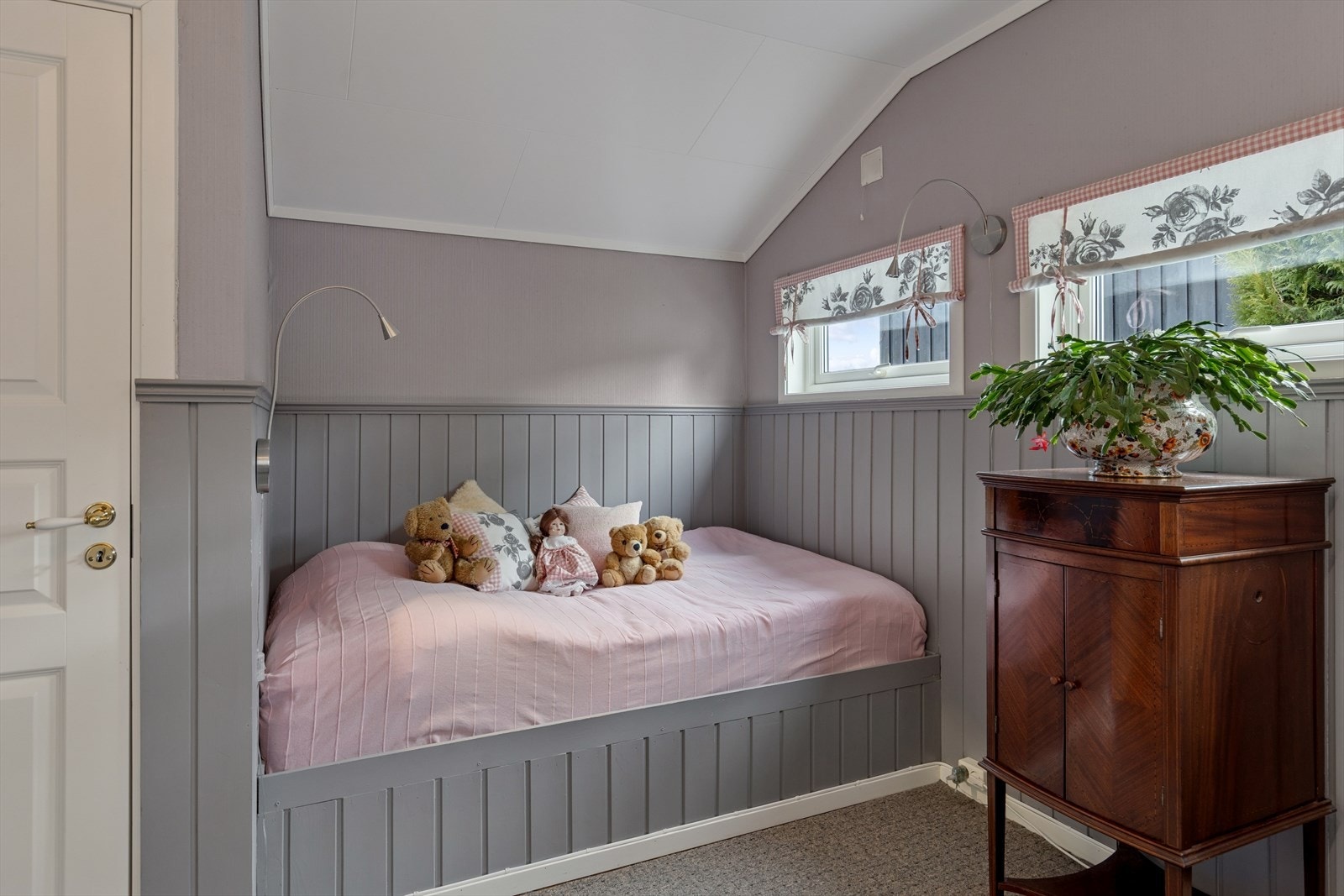 Rommet har også eget vindfang med direkte utgang. Galleribilde