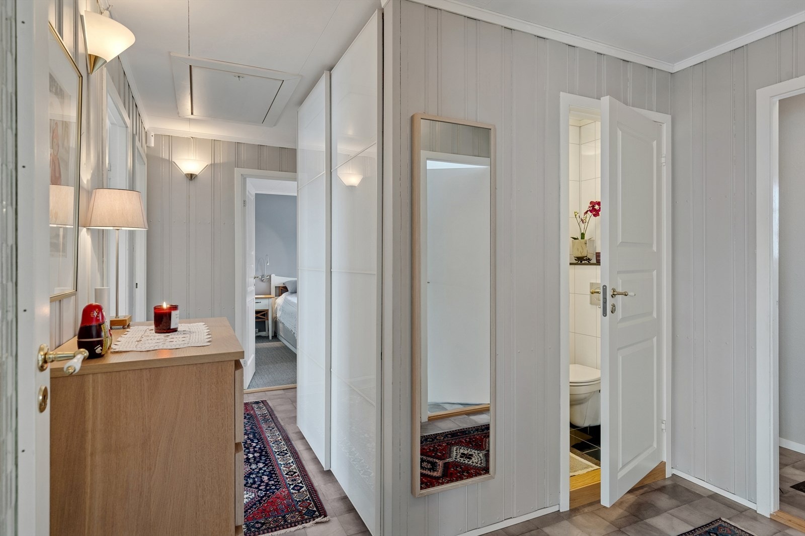 Vindfang, og mellomgang med skyvedørsgarderobe og gjestetoalett. Galleribilde