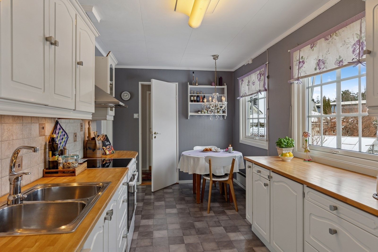 Adkomst til kjøkken via gang og stue. Galleribilde