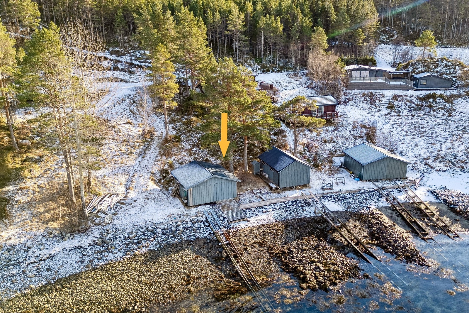 Det medfølger også halvpart av naust. Skillevegg mellom halvpartene Galleribilde