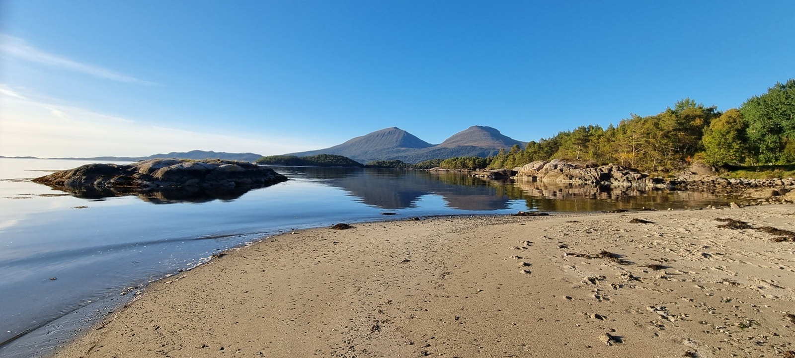 Badestrand som ligger ca 1 kilometer unna hytta Galleribilde