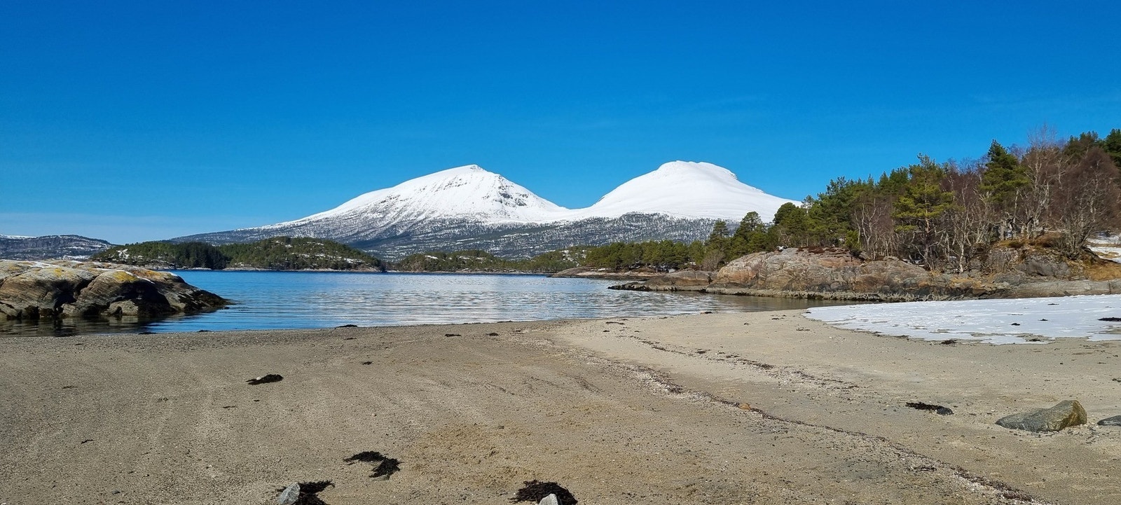 Badestrand som ligger ca 1 kilometer unna hytta Galleribilde