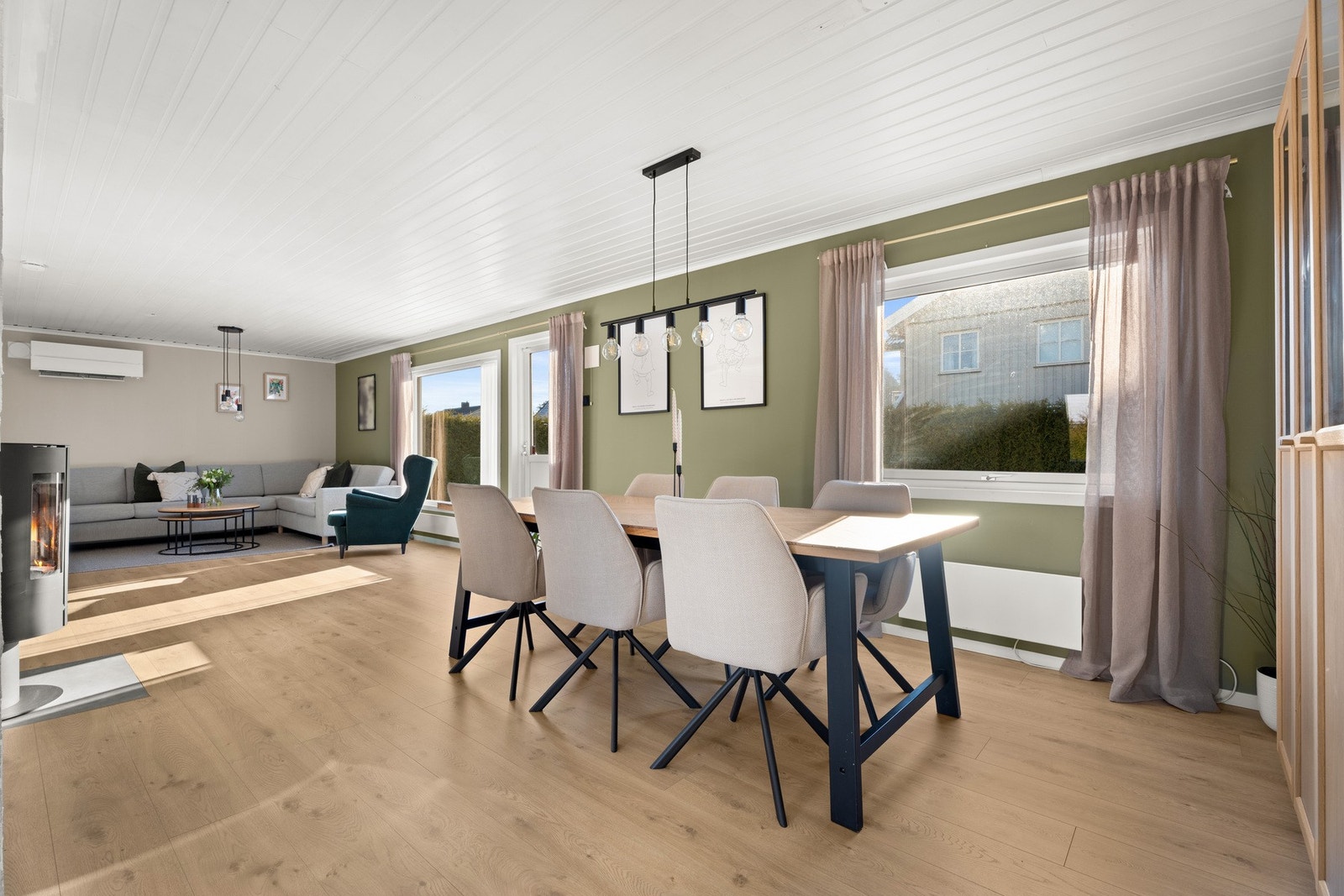 Det er god plass til en trivelig spisegruppe i tilknytning til stue og kjøkken Galleribilde