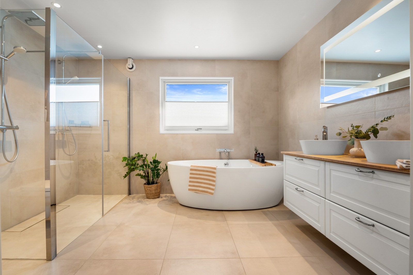 Baderommet ble fornyet i 2020, og har fliser på gulv og vegger Galleribilde