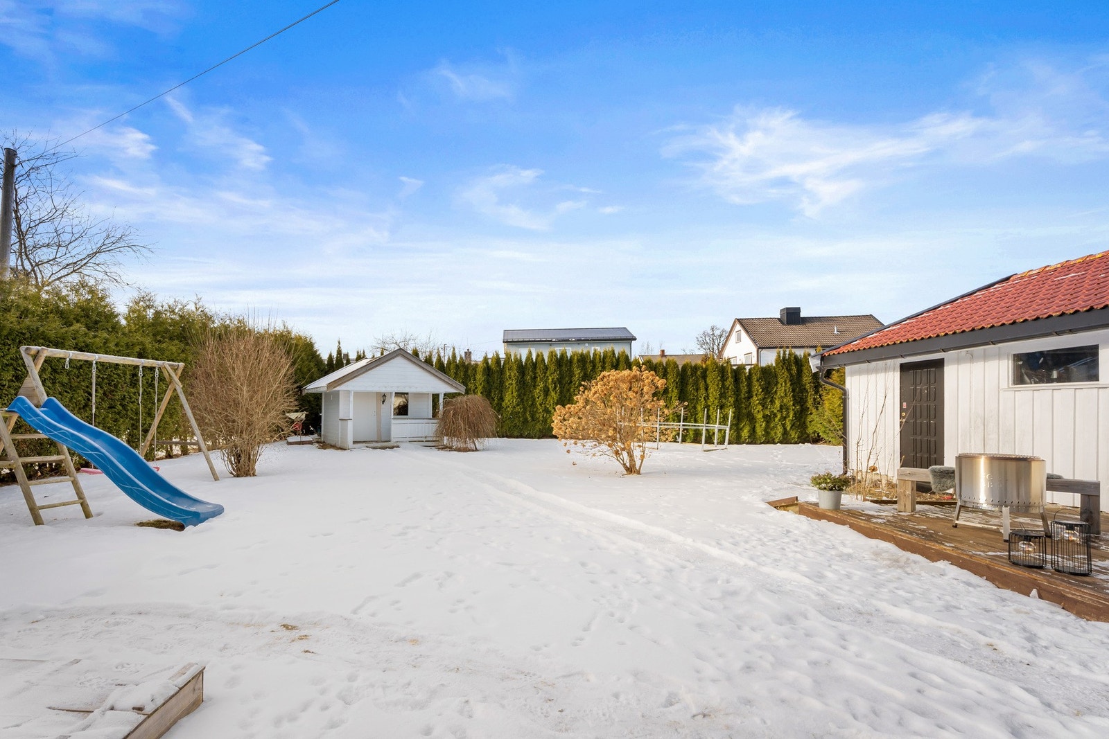 Tomten er på 949 kvm, med god plass til lek Galleribilde