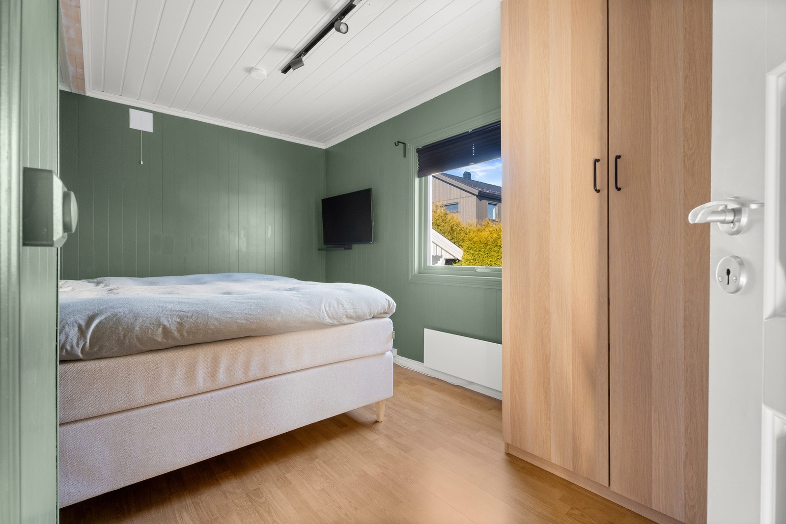 Soverom I med god plass til dobbeltseng og garderobe Galleribilde