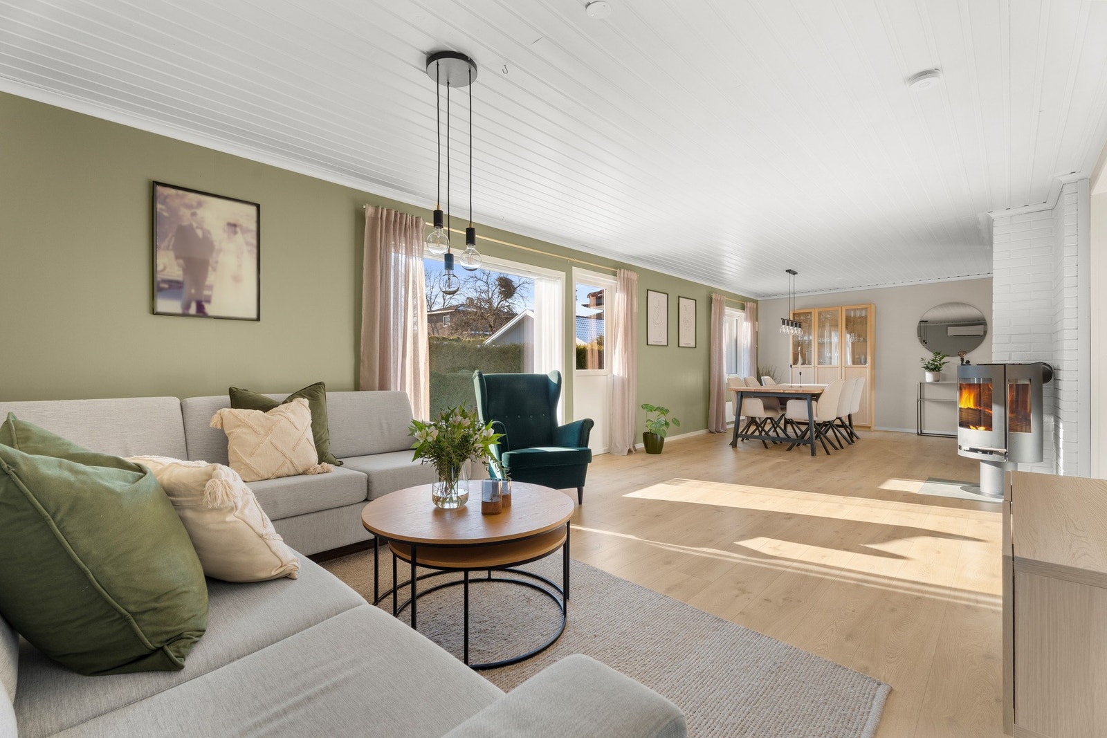 Lys og romslig stue med flere møbleringsmuligheter Galleribilde