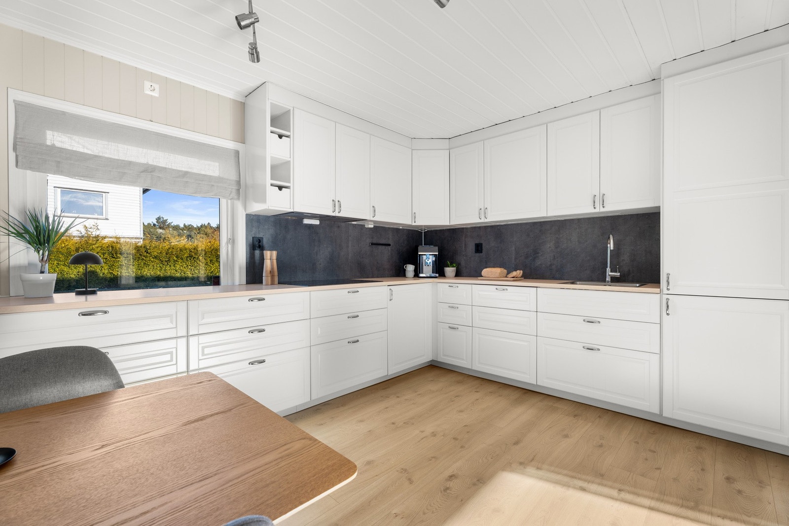 Innredningen er med profilerte fronter, og høye overskap som sikrer godt med lagringsplass Galleribilde