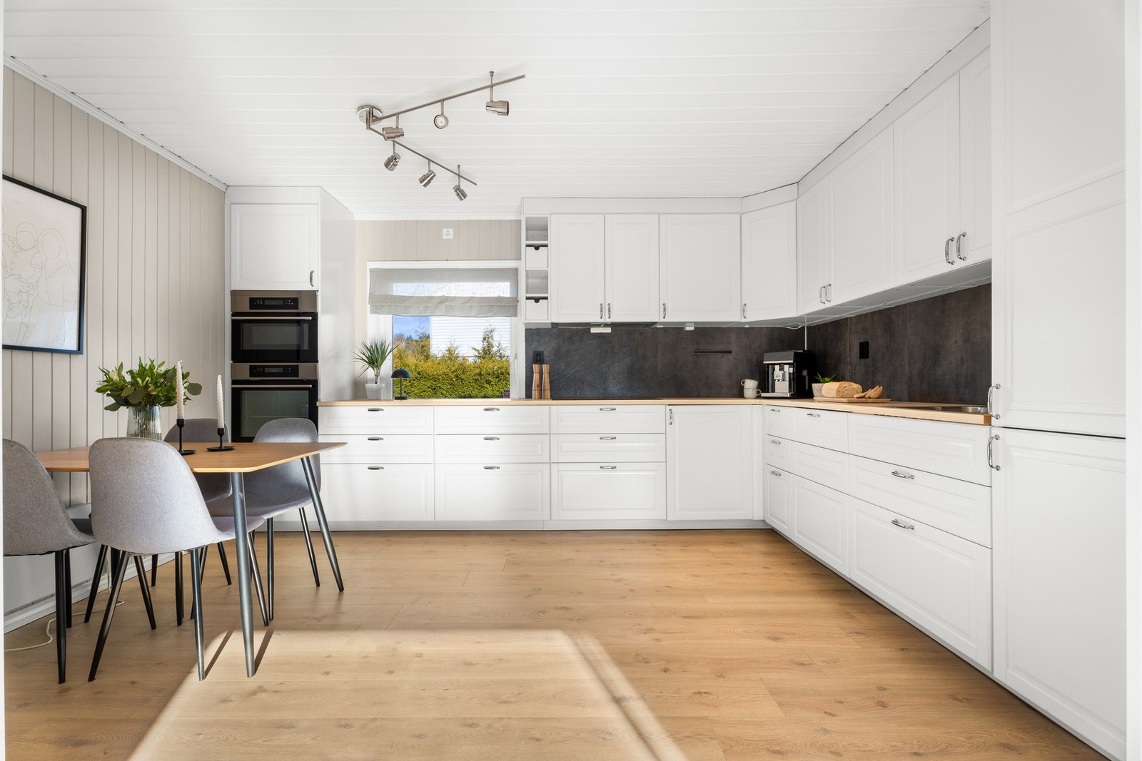 Kjøkkenet ble fornyet i 2020 og fremstår svært delikat Galleribilde