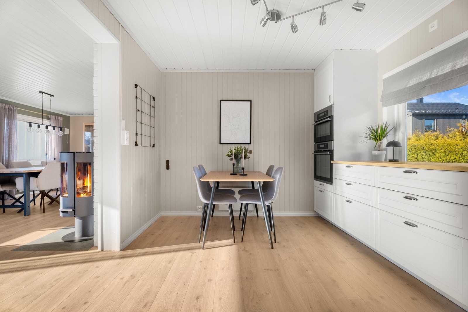 På kjøkkenet er det plass til en liten spisegruppe Galleribilde