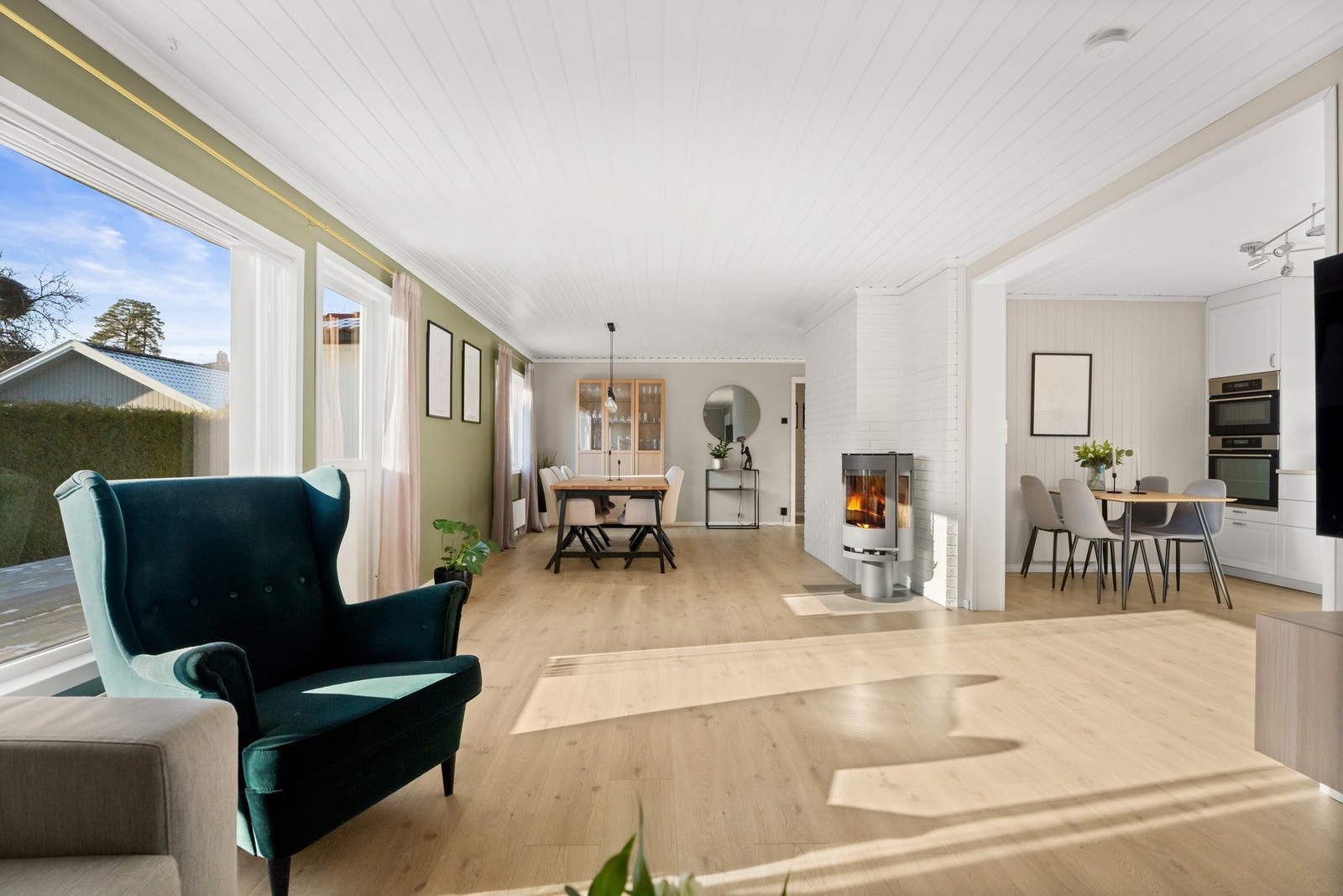 Det er store vindusflater som sikrer godt med naturlig lys inn til boligen Galleribilde