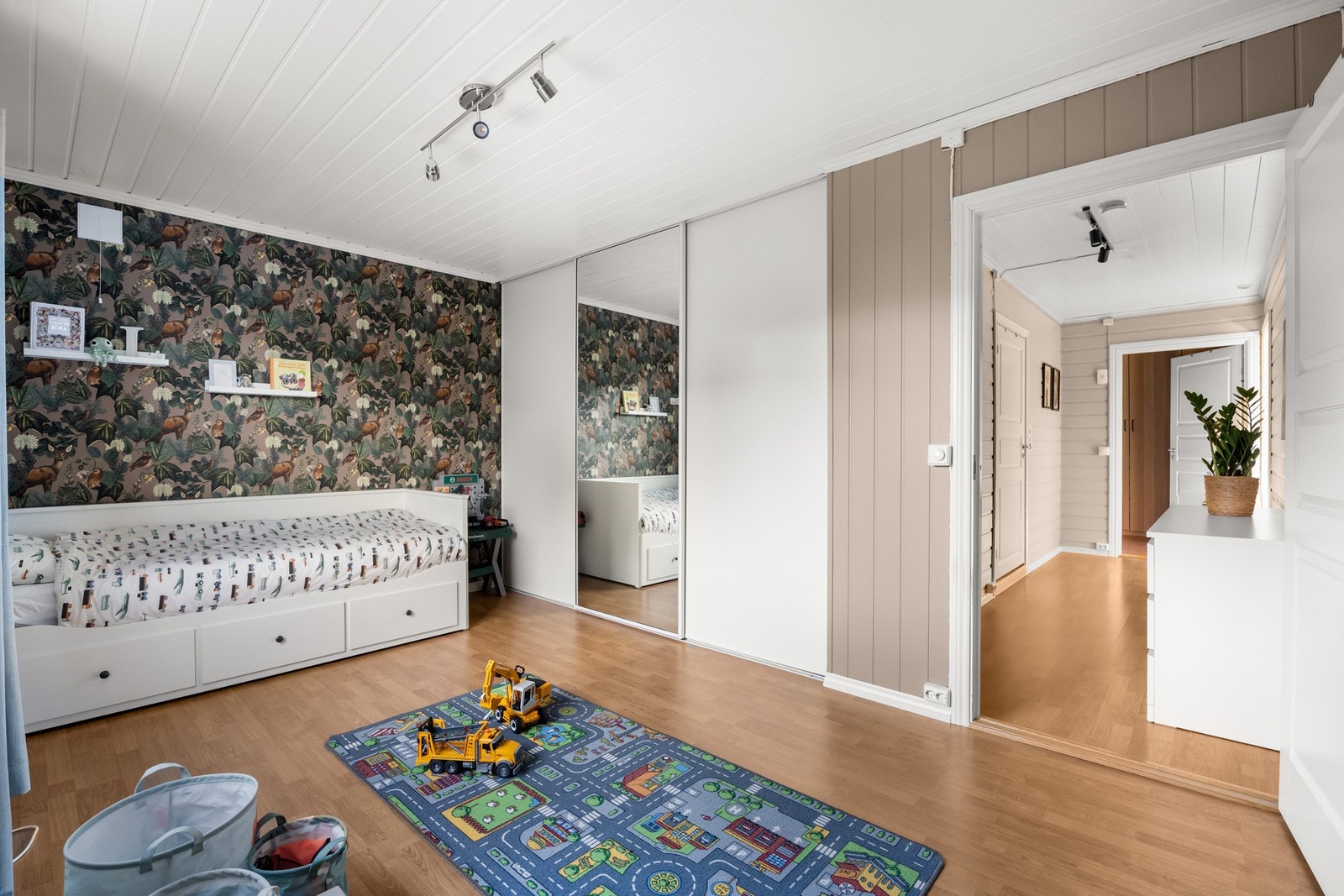 .. samt en romslig garderobe Galleribilde