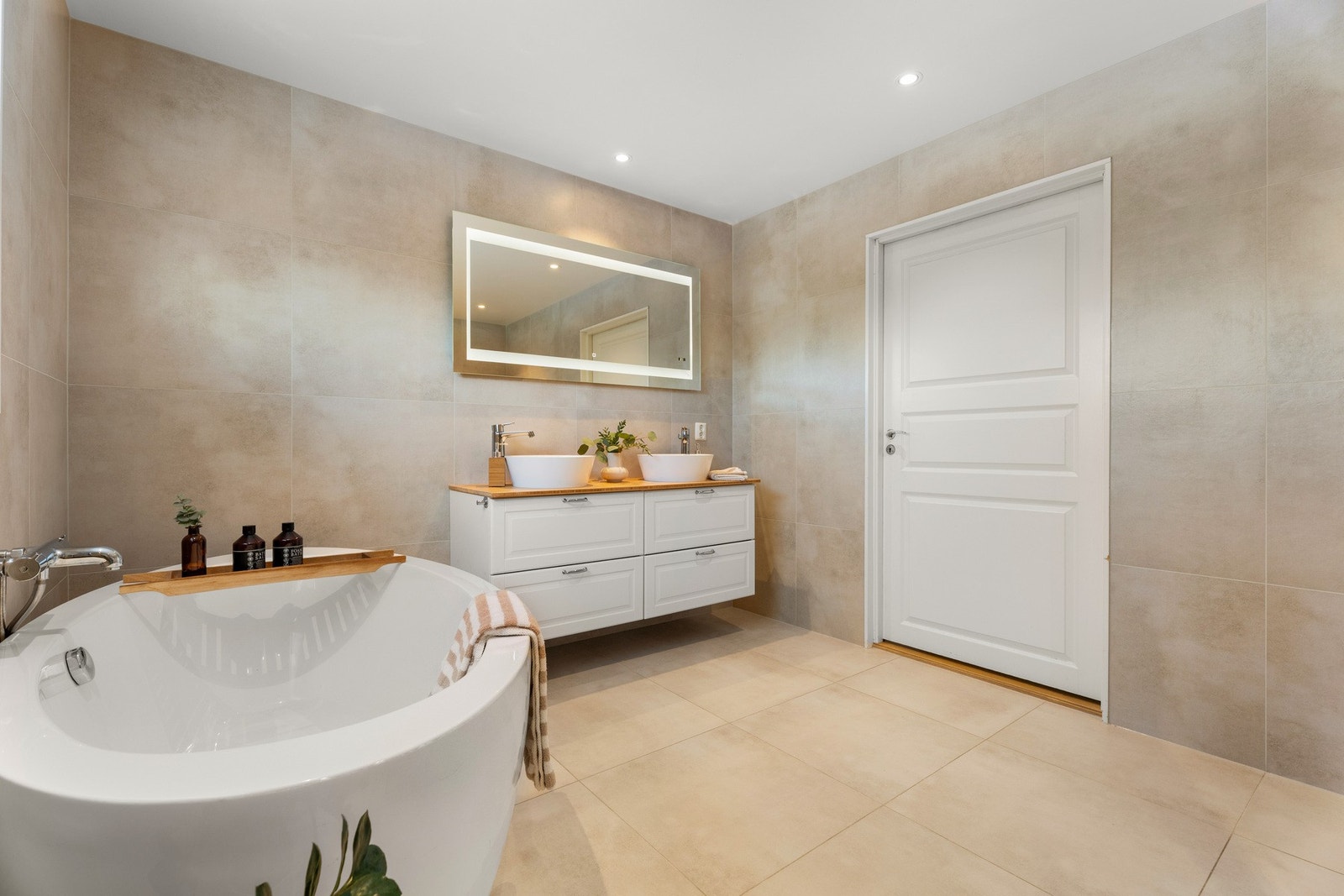 Delikat og romslig baderom med varme i gulv Galleribilde