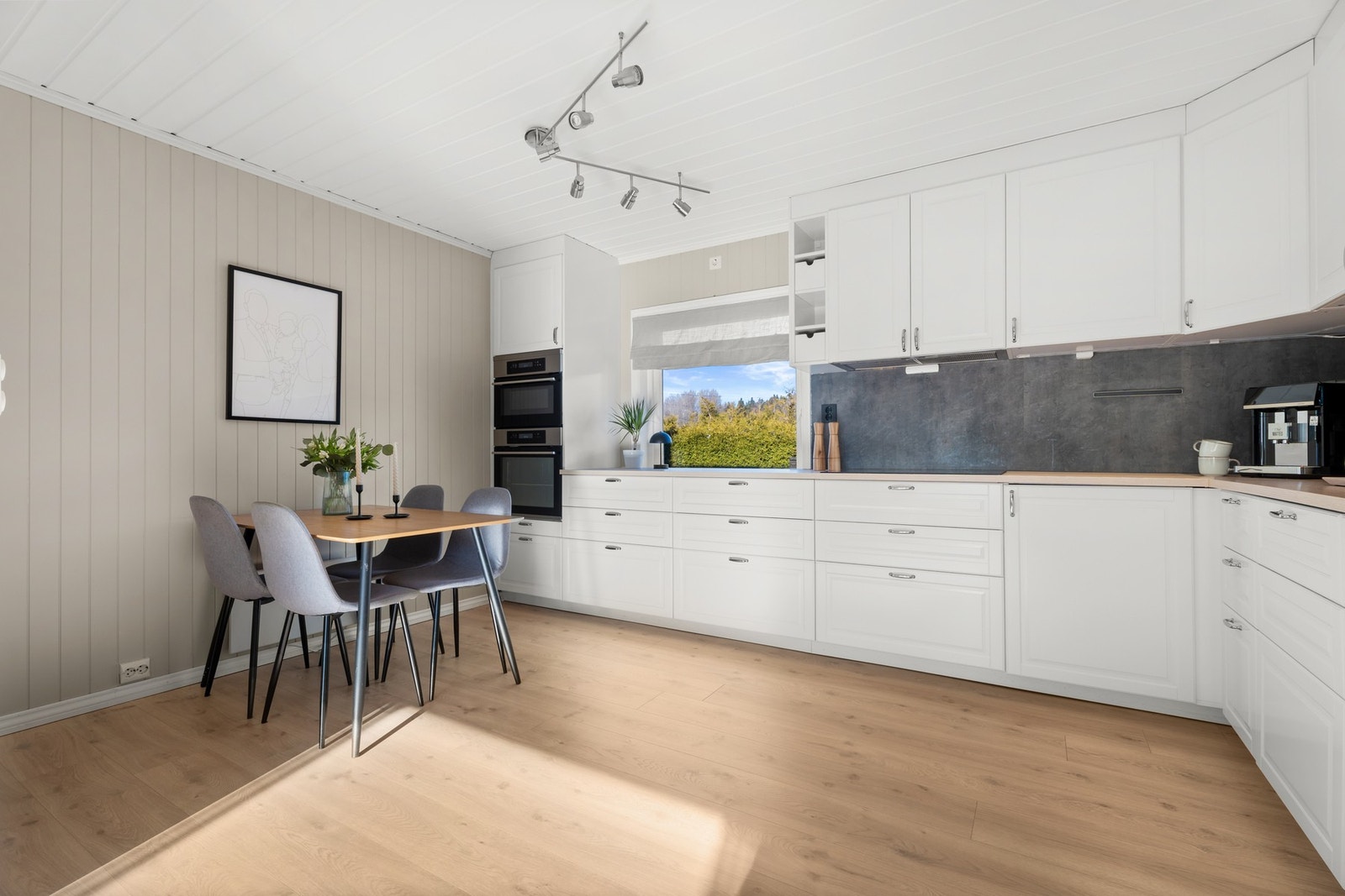 Det er integrert kjøleskap, fryseskap, oppvaskmaskin, platetopp, stekeovn og micro Galleribilde