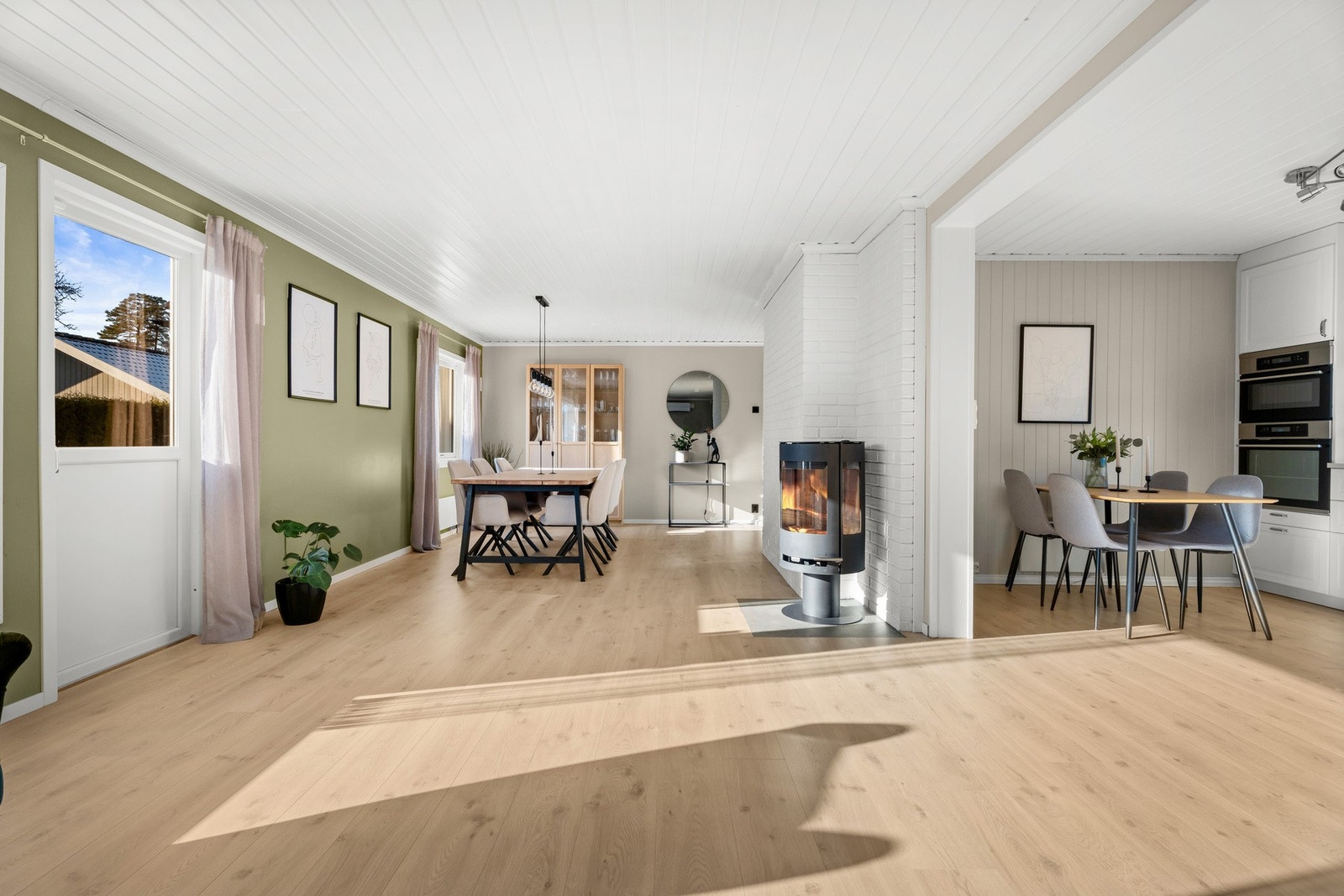 Det er plassert en deilig vedovn som sikrer godt med varme Galleribilde