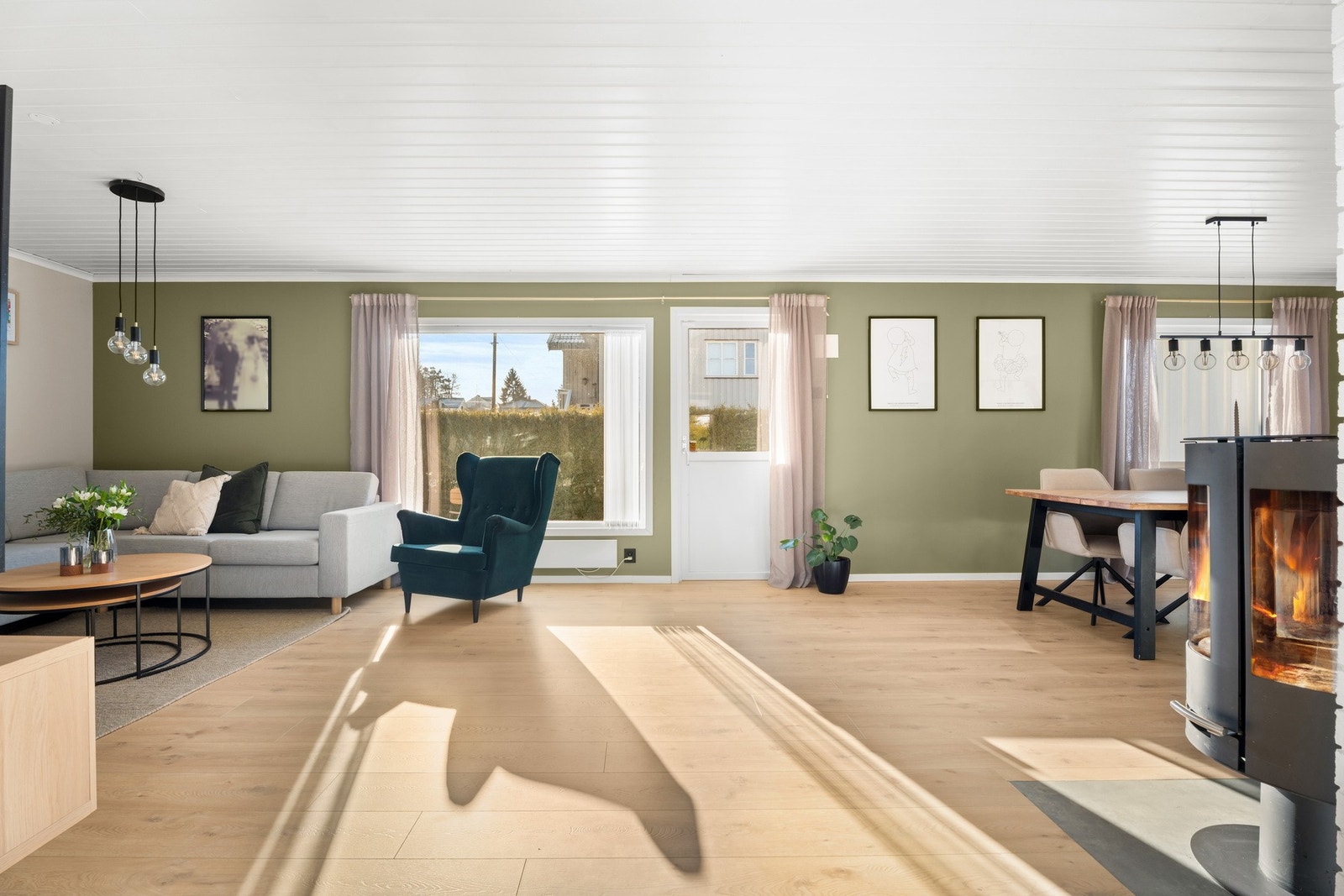 Fra stuen er det utgang til en terrasse med gode solforhold Galleribilde