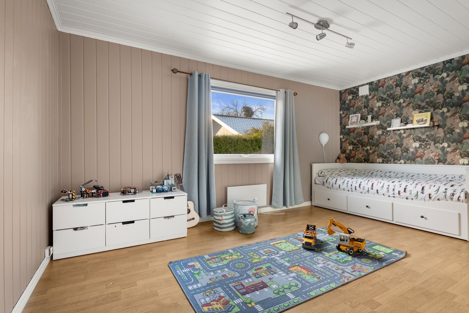 Soverom III - romslig med god plass til dobbeltseng.. Galleribilde