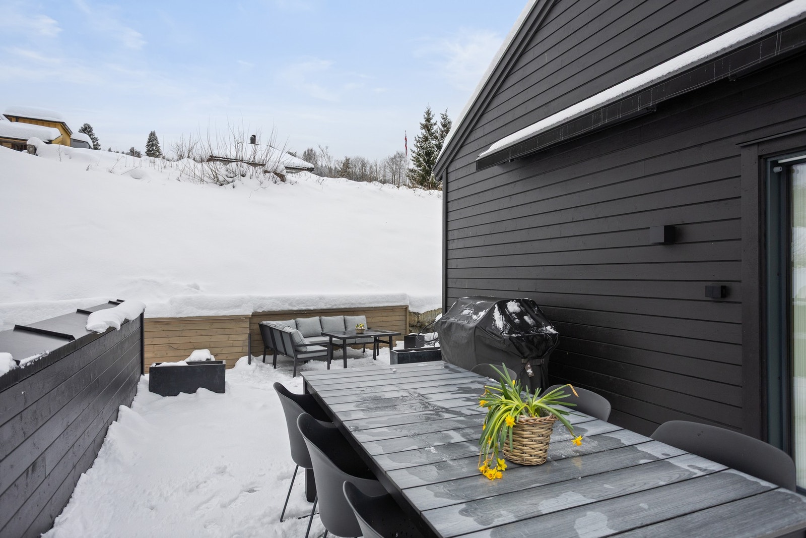 Her er det fin plass til å innrede med ønsket utemøblement og nyte gode solforhold Galleribilde