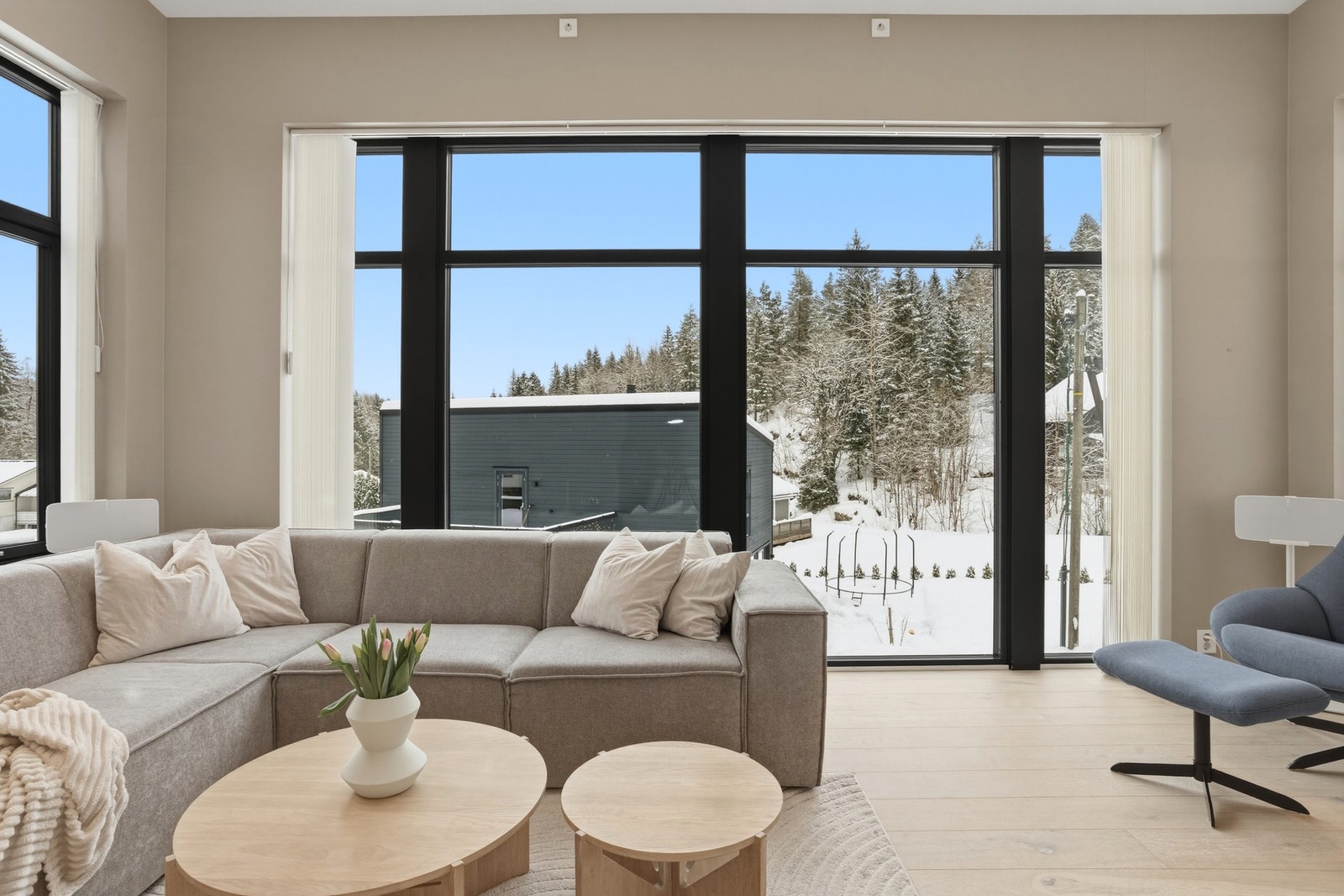 Rommet oppleves lyst og luftig med store vindusflater og god takhøyde Galleribilde