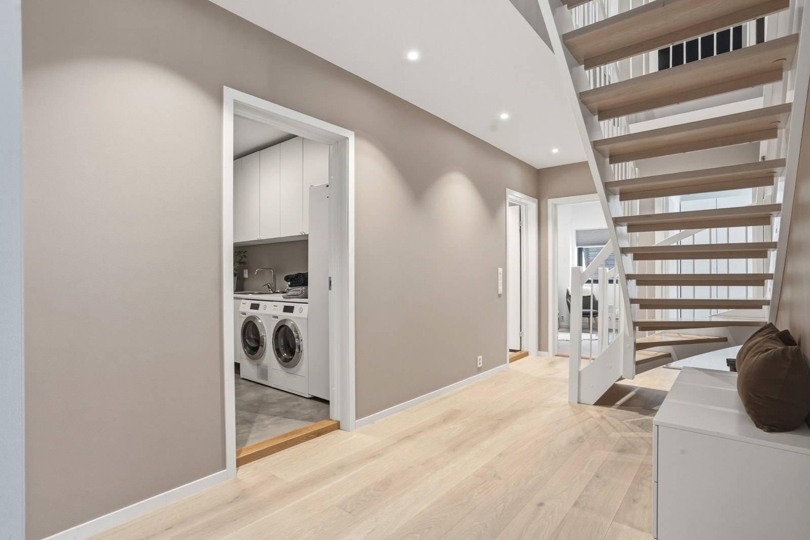 Romslig gang med oppbevaringsplass om man ønsker. Gulvvarme. Galleribilde