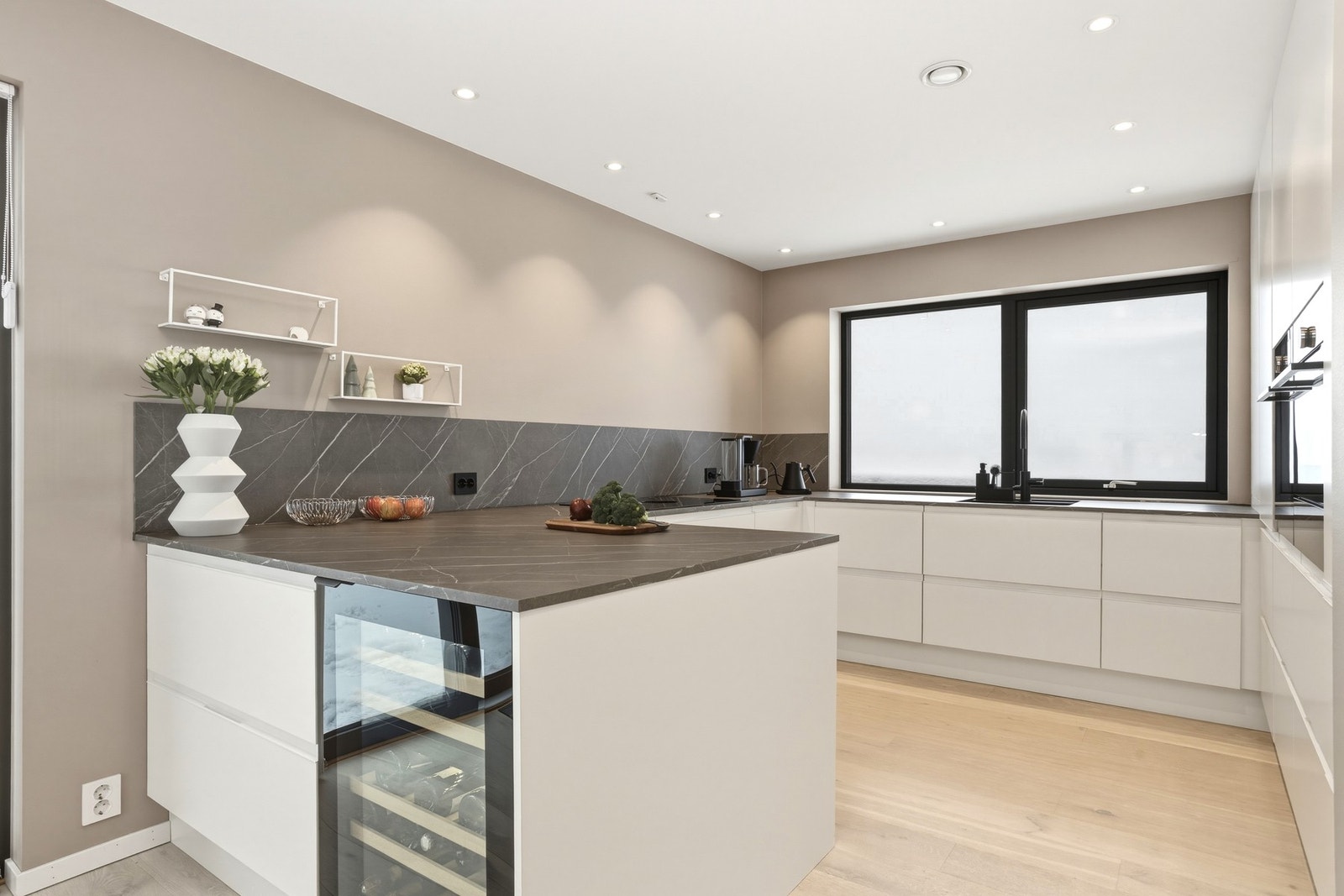 Her er det godt med skap- og benkeplass. Galleribilde