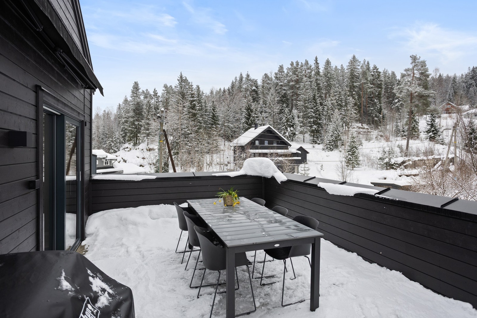 Terrassen er etablert over garasje og er oppført i trekonstruksjon Galleribilde