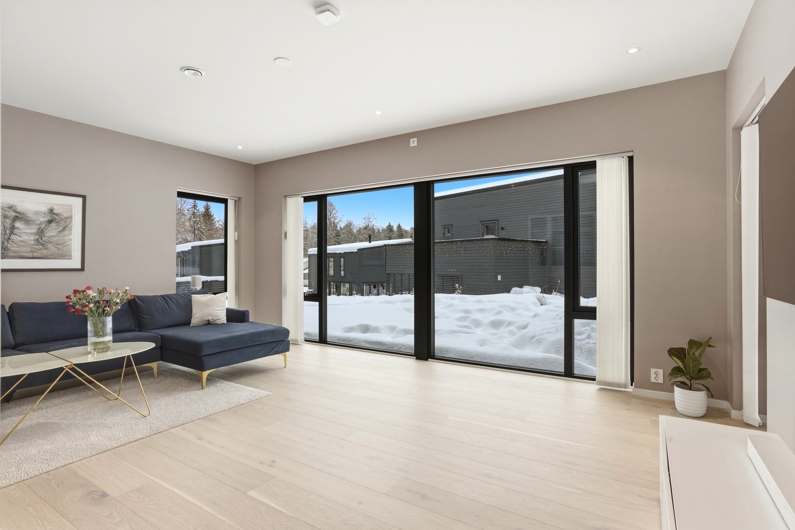 Praktisk stue nr. 2 med parkettgulv og slette veggflater malt i en nøytral farge. Galleribilde