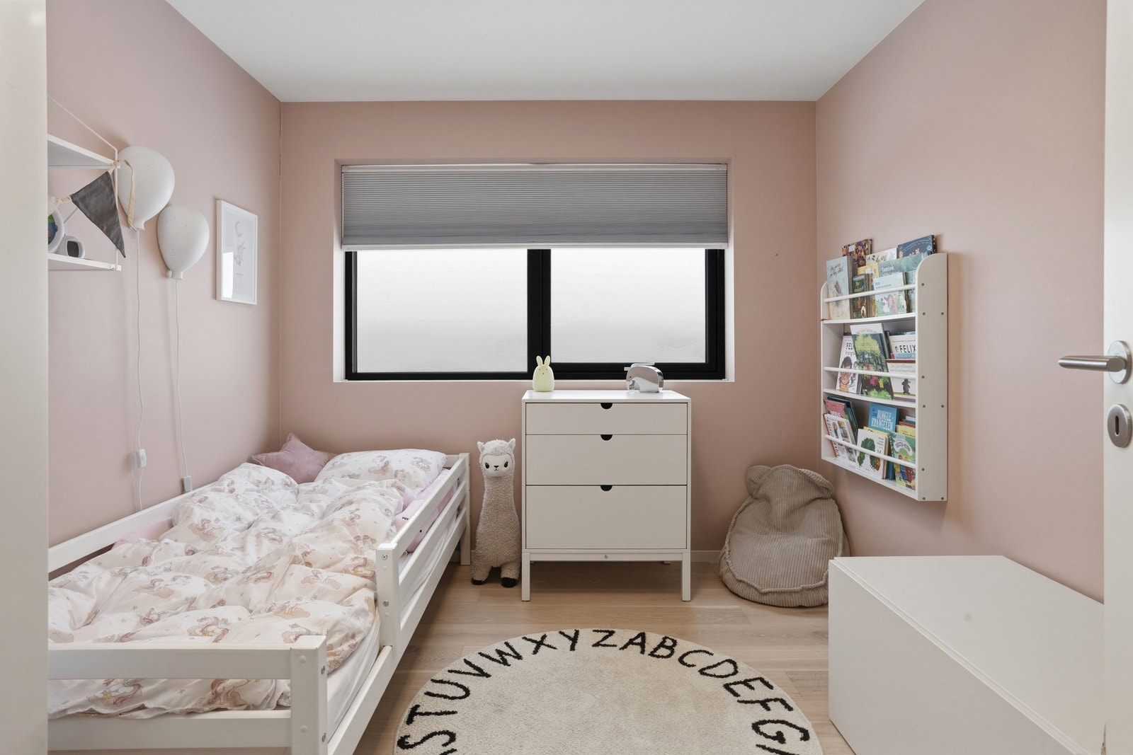 Det andre soverommet er også av fin størrelse, og kan egne seg godt som barnerom, gjesterom, hjemmekontor eller hobbyrom Galleribilde