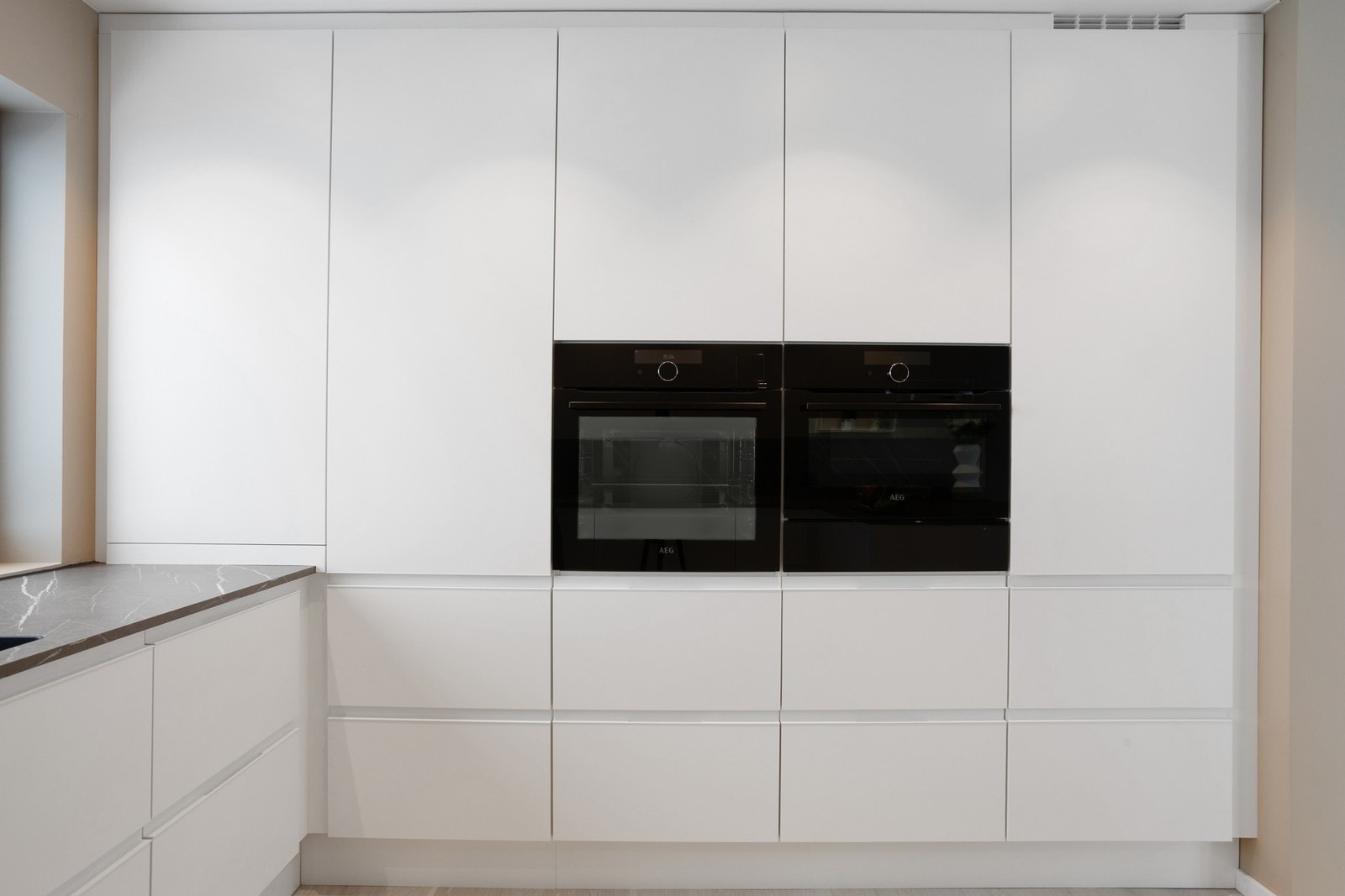 Innredningen har integrerte hvitevarer, herunder stekeovn m/damp, varmeskuff, kombiovn med mikrobølgeovn, platetopp m/ventilator fra BORA, oppvaskmaskin, og kjøleskap. Galleribilde