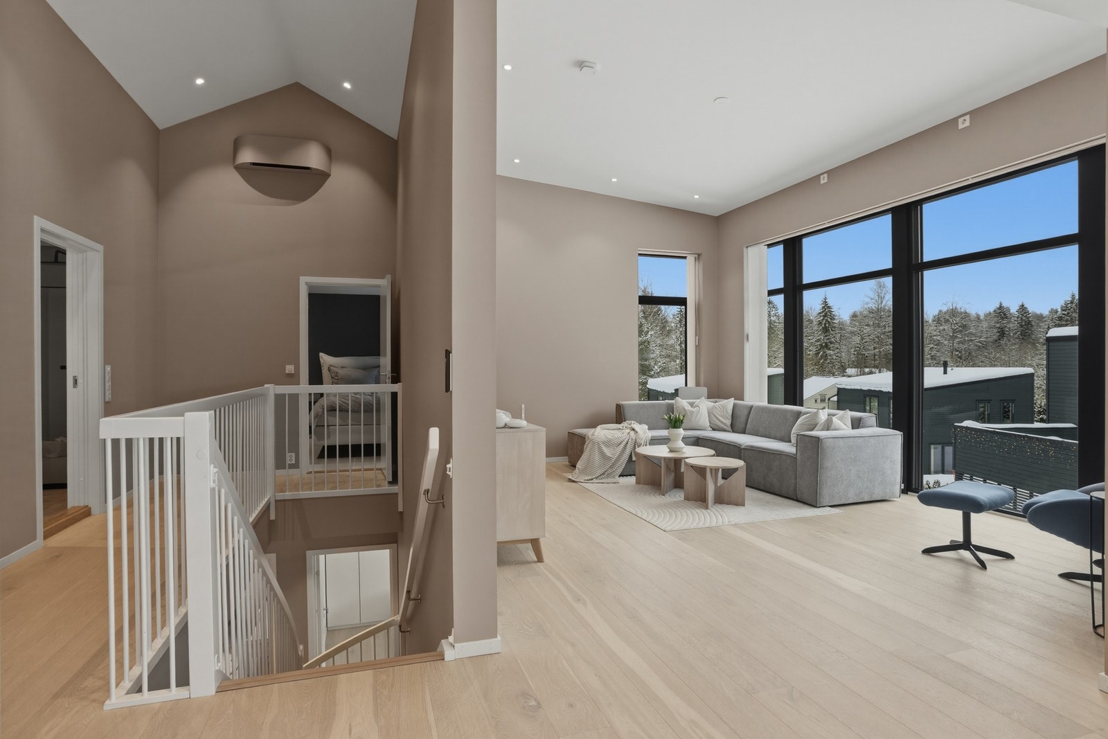 Tiltalende stue/spisestue med 1-stavs parkett på gulv, slette veggflater og diwnlights i himling. Legg merke til varmepumpen på veggen som blender perfekt inn. Galleribilde