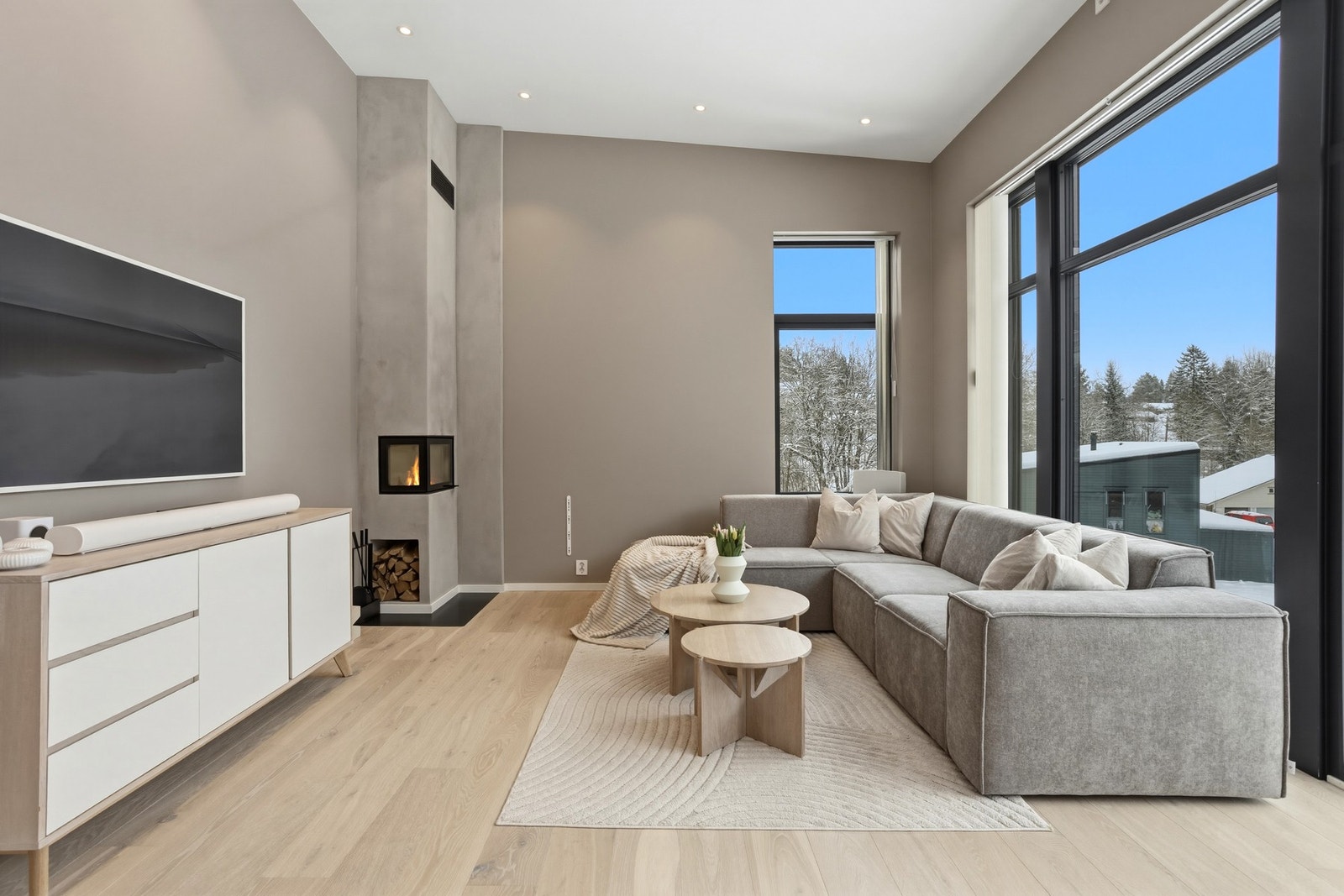 Stuen har peis, god plass til Tv og en romslig sofa. Galleribilde