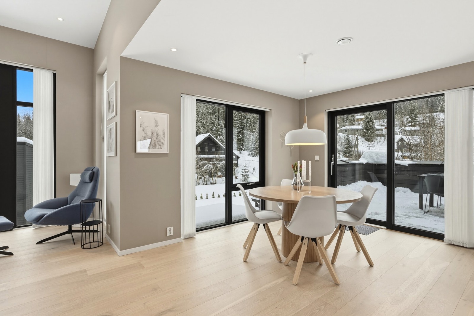 Fra spisestuen er det utgang til sydvestvendt terrasse og uteplatting Galleribilde