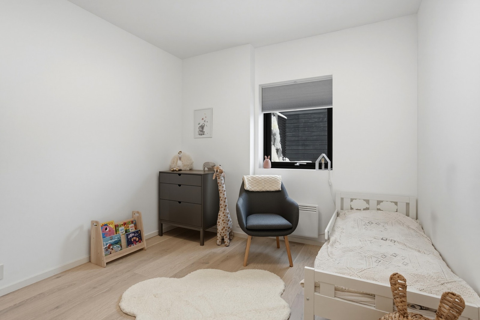 Begge soverom har 1-stavs parkett på gulv og slette, hvitmalte flater på vegger og i himling Galleribilde