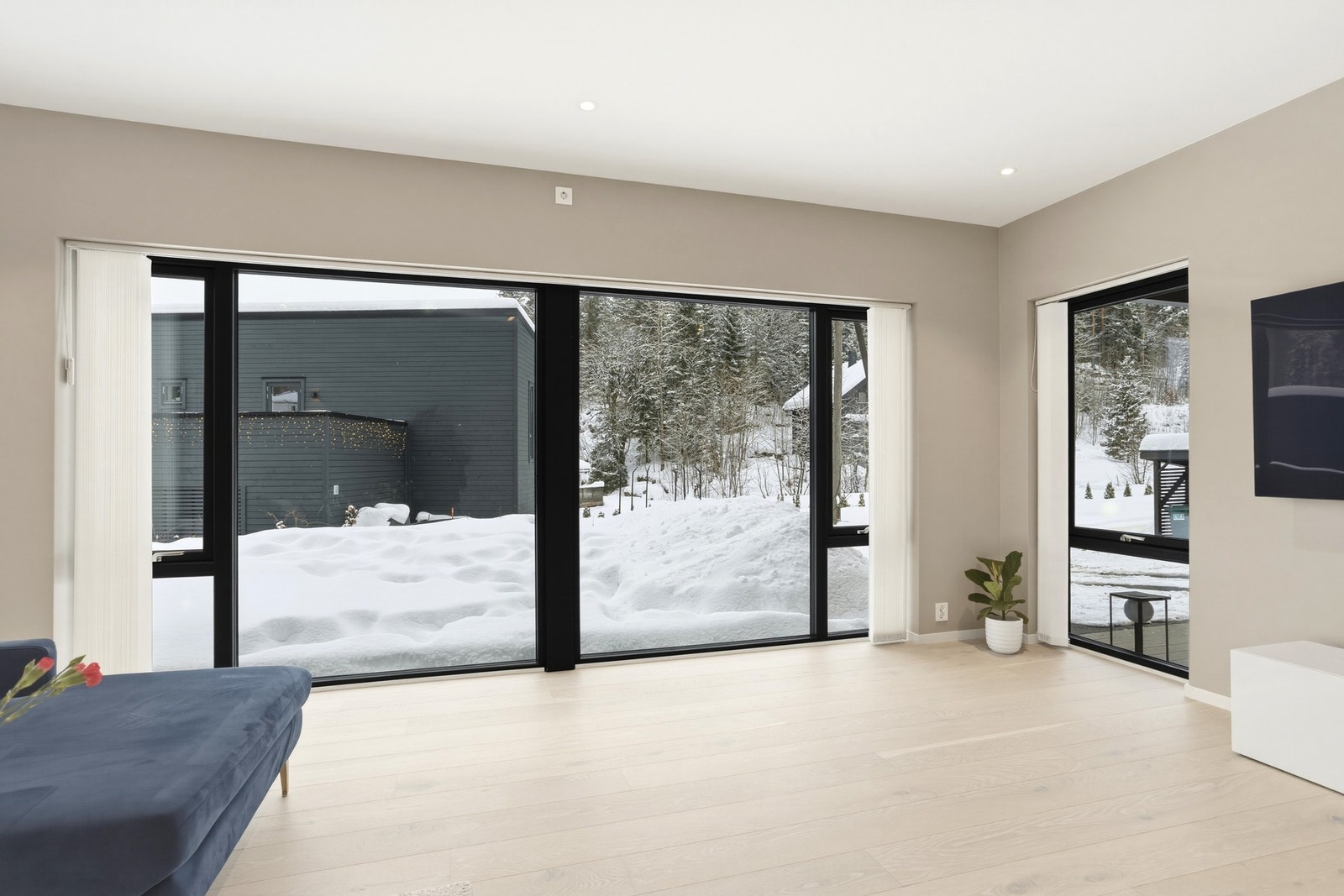 Også her er det store vindusflater og downlights i himling. Gulvvarme Galleribilde