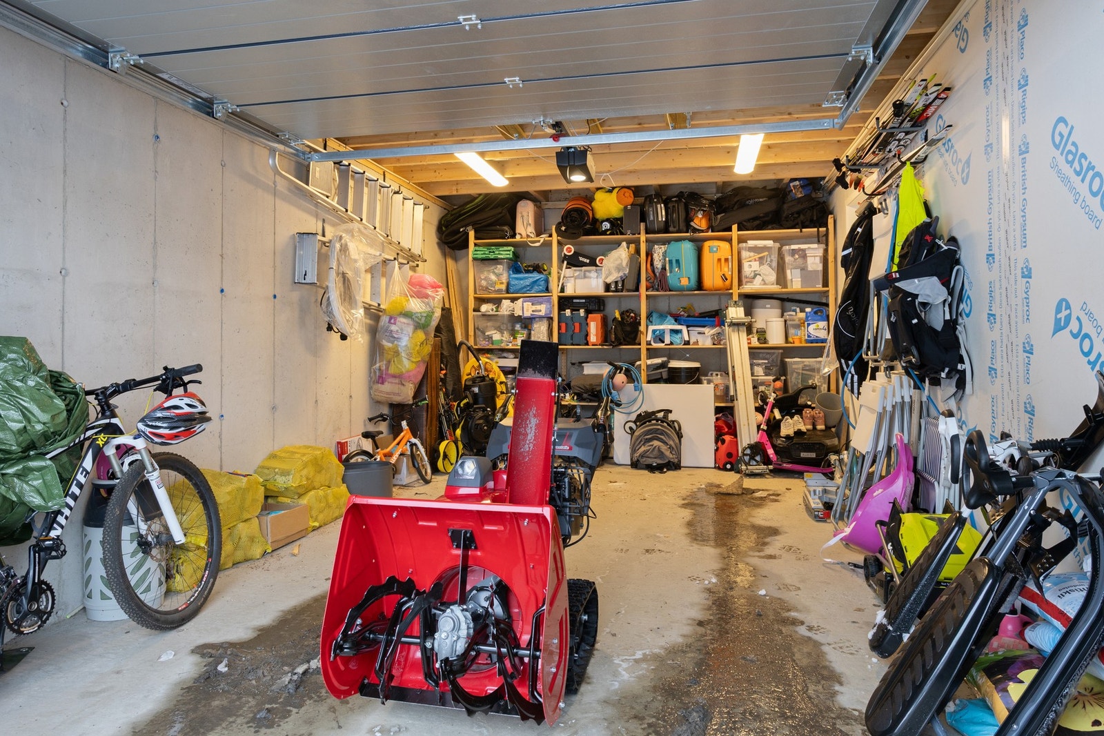 Parkering i garasje og i asfaltert gårdsplass. Det er montert to el-billadere Galleribilde