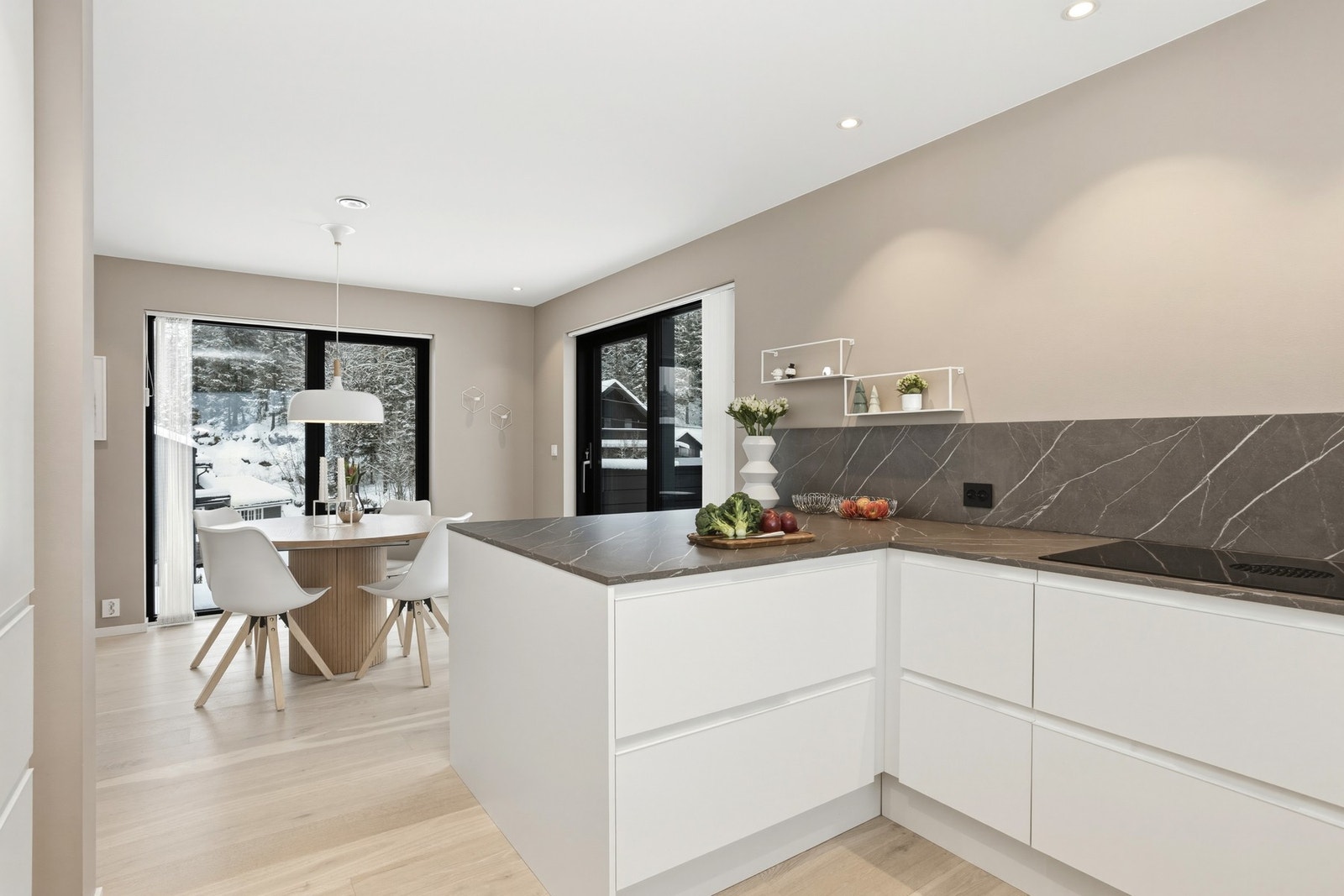 Det er også installert komfyrvakt og automatisk vannstopper med fuktsensor for en tryggere hverdag Galleribilde